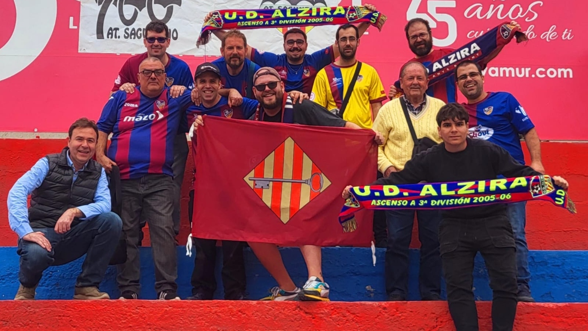 Un grupo de aficionados en el Nou Camp de Morvedre cuando certificaron la permanencia. 