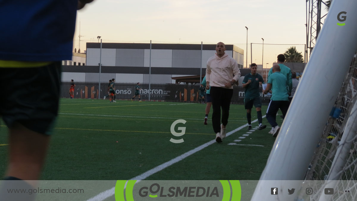 Ángel López celebrando el gol de la victoria en Patacona. 