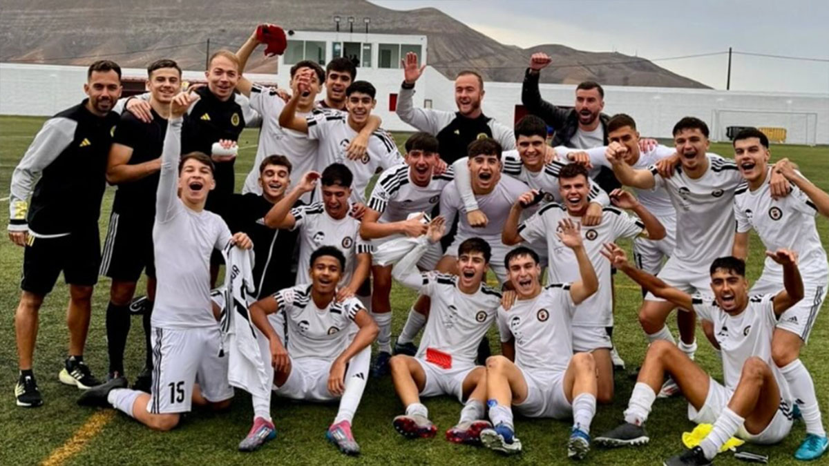 La plantilla del Arucas CF celebrando su clasificación. Foto: Arucas CF. 