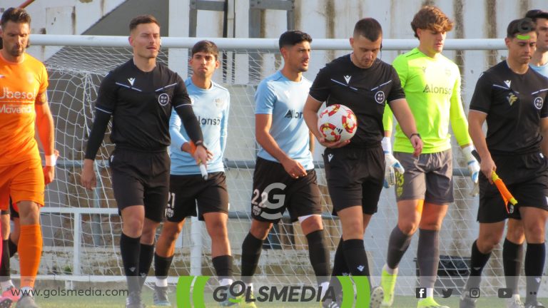 Los jugadores del Atzeneta y Patacona saliendo al césped con el trio arbitral.