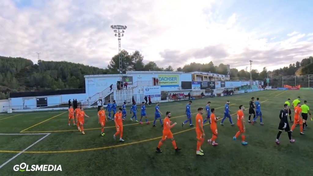 Los jugadores del Atzeneta y Saguntino a punto de jugar su partido en El Regit.