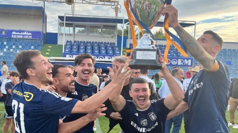 Los jugadores del CF Benidorm levantando el trofeo de Campeones. Foto: CF Benidorm.