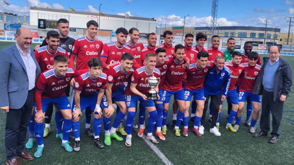 La plantilla del Bergantiños con la Copa de Campeones de la Tercera Grupo 1. Foto: Futgal. 