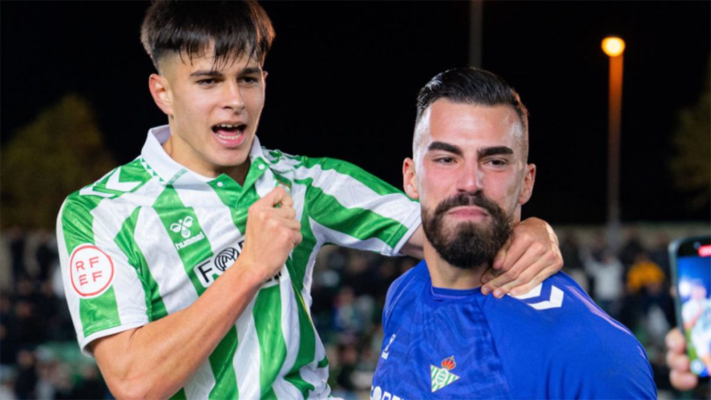 Los jugadores del Betis Deportivo celebrando su victoria en el derbi. Foto: Real Betis.