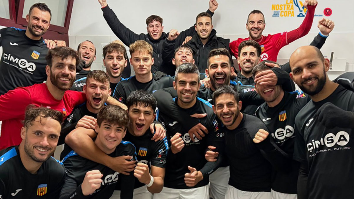 Los jugadores del CD Buñol celebrando su victoria en La Nostra Copa. Foto: CD Buñol.