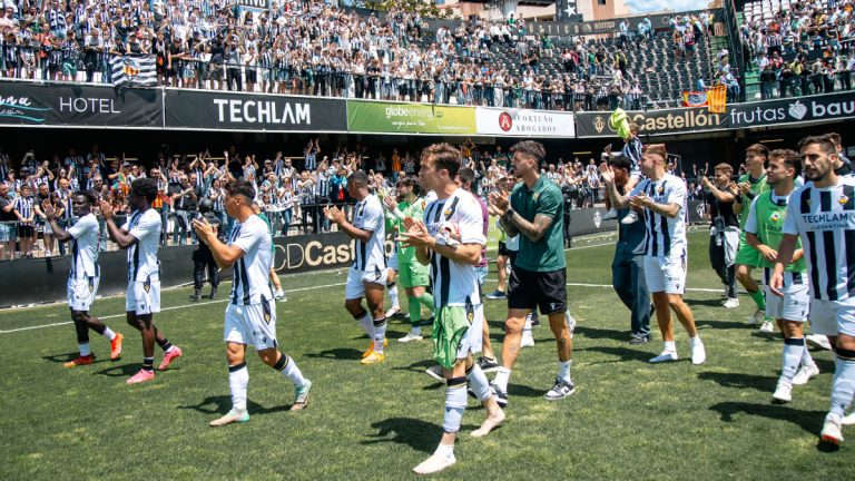 Los jugadores del CD Castellón celebrando el ascenso con su afición. Foto: CD Castellón.