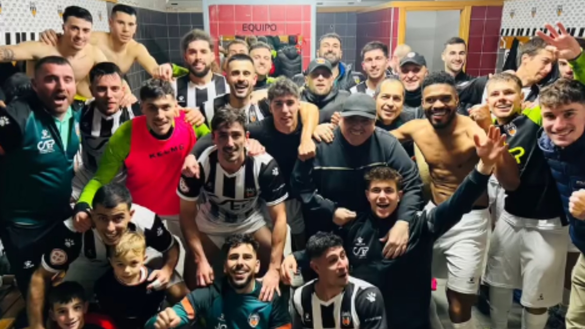 La plantilla de la UD Castellonense celebrando su victoria ante FCJ Español. Foto: UD Castellonense. 