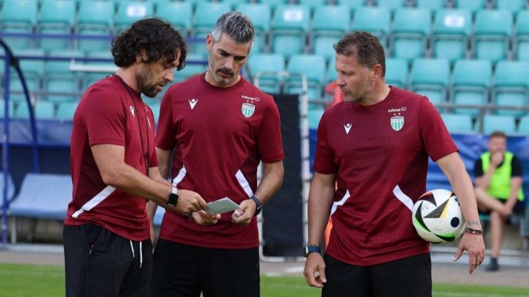 Esteban con Curro Torres y Soto, en el club de la Primera División de Estonia.