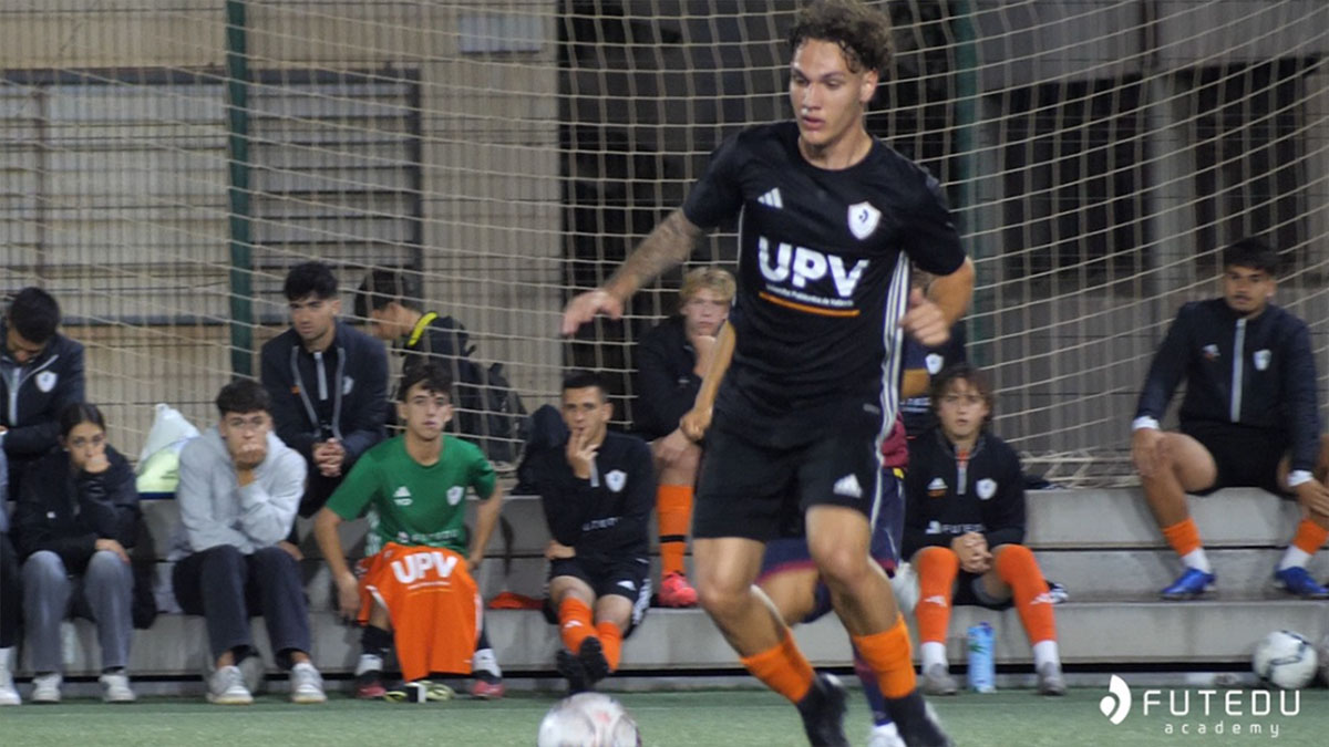 Un jugador de UPV Futedu CF, el equipo de la Academia de Alto Rendimiento. 