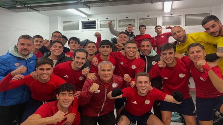 La plantilla del Godella FC celebrando una victoria. Foto: club.