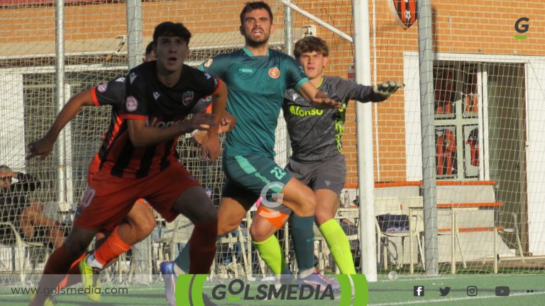 Iván Fernández intentando rematar ante la defensa del Patacona.