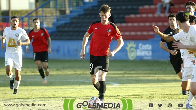 Joe Winstanley en un partido del CF La Nucía.