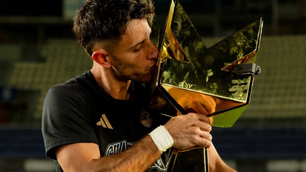 Luis García besando la copa de Campeones de la Kings League. Foto: Jijantes FC.