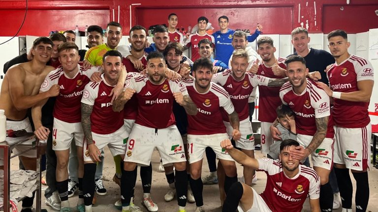 La plantilla del Nàstic celebrando la victoria. Foto: Nàstic.