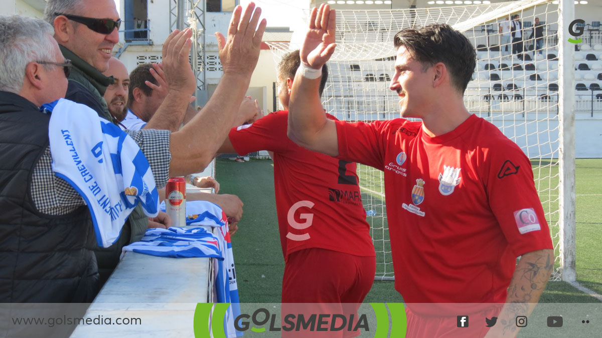 Manu Bernabéu celebrando la victoria en Ontinyent con sus aficionados.