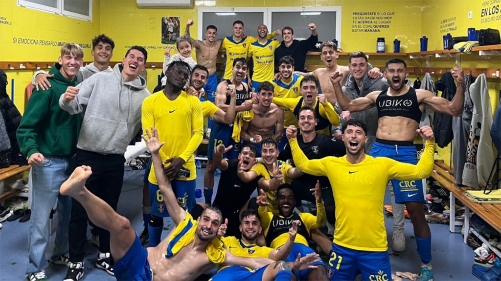 Los jugadores del Orihuela celebrando la victoria frente al Recre Granada. Foto: Orihuela.