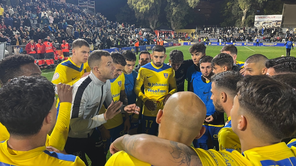 José Ramón Rodríguez dirigiéndose a sus jugadores. Foto: Orihuela CF.