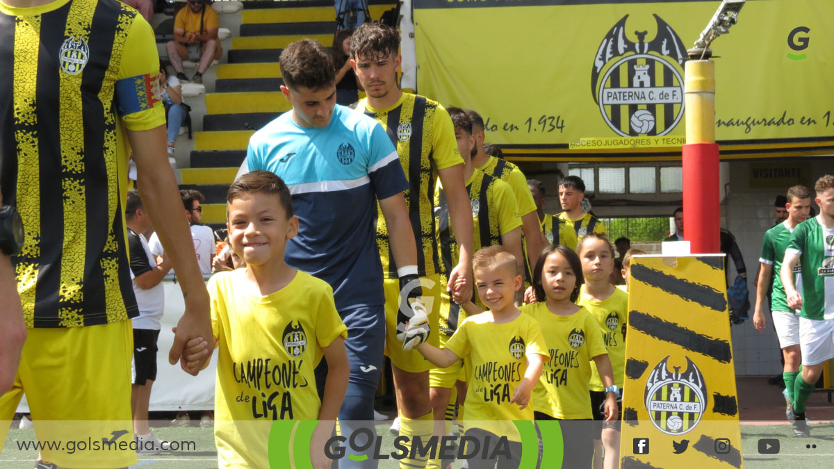 Los jugadores acompañados por pequeños gualdinegros en la vuelta de la eliminatoria final. 