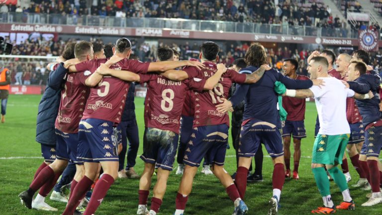 Los jugadores del Pontevedra celebrando su pase en la Copa del Rey. Foto: Pontevedra CF.