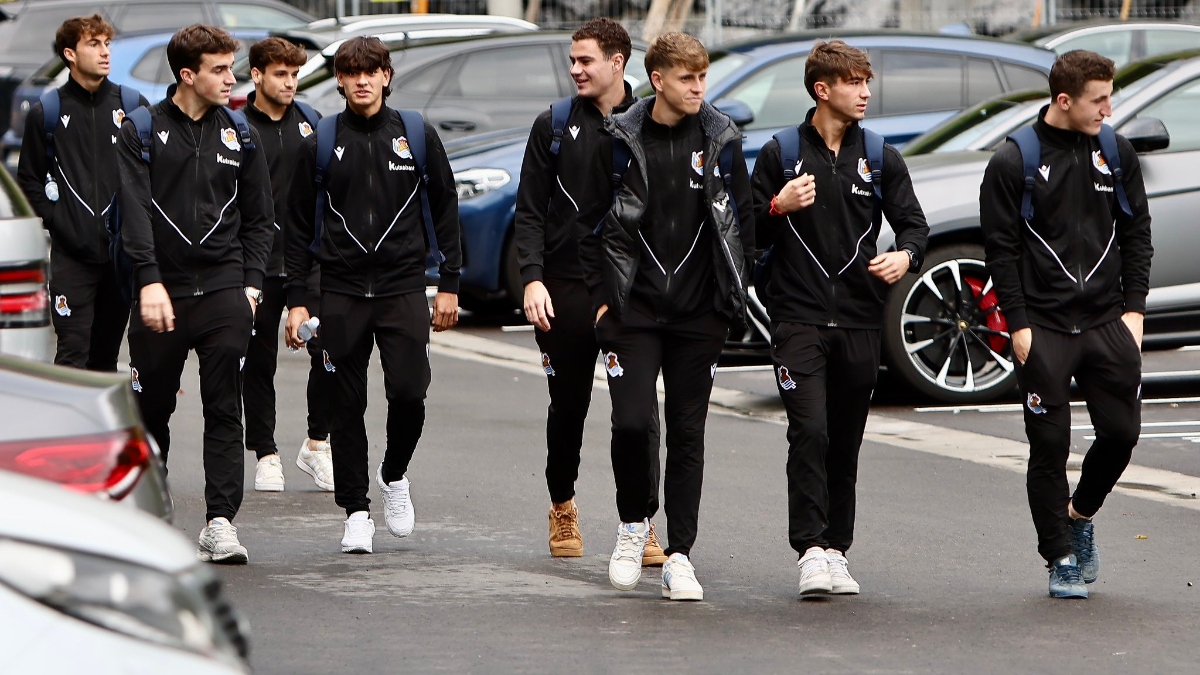 Luken Beitia entre los jóvenes talentos de la Real en el viaje a Alicante por la copa. Foto: Real Sociedad. 