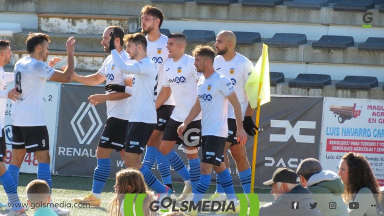 Los jugadores del CD Buñol celebrando su gol.