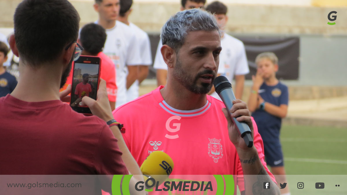 Rueda dirigiendose como capitán a la afición en la presentación de la temporada. 