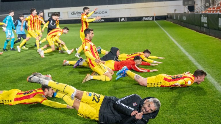 Los jugadores del Sant Andreu celebrando su liderato en Paterna.