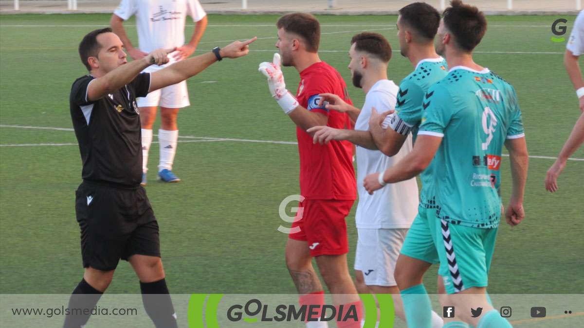 Los jugadores del SD Sueca y SC Requena protestando una decisión arbitral. .