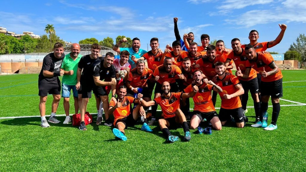 La plantilla del Teulada Moraira, con Marcos Blasco.