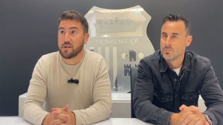 Xavi Giménez y Pedro López, entrenador y Director Deportivo. Foto: Torrent CF.