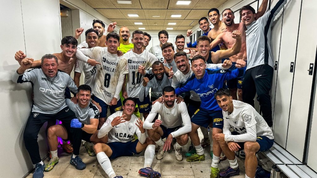 La plantilla del UCAM Murcia celebrando su victoria en Xerez. Foto: UCAM Murcia CF.