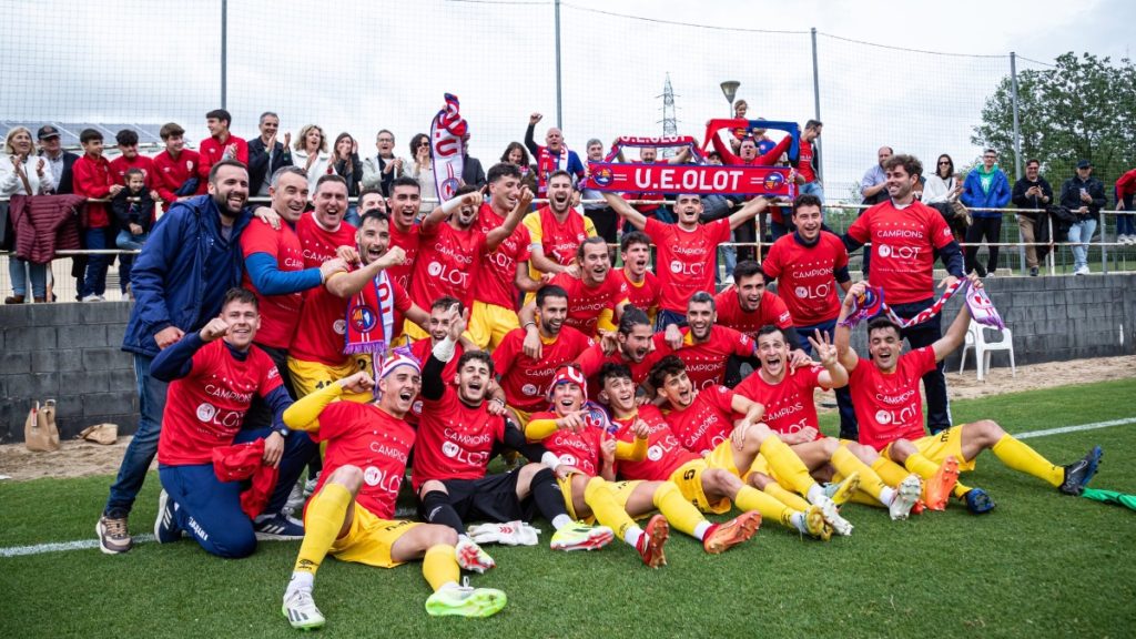 La plantilla de la UE Olot celebrando el ascenso. Foto: UE Olot.