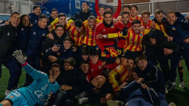 La plantilla de la UE Sant Andreu celebrando su victoria en el Nou Sardenya. Foto: UE Sant Andreu.