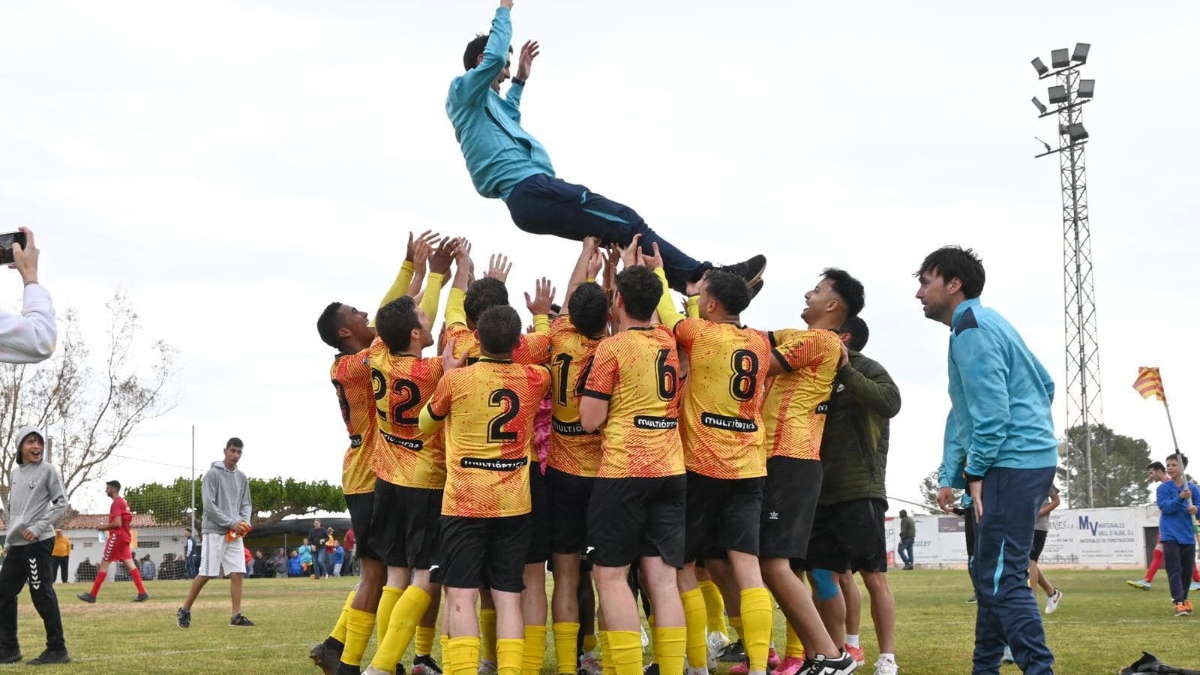 Víctor Macip aupado por sus jugadores en el ascenso. Foto: CD Vall d´Alba. 