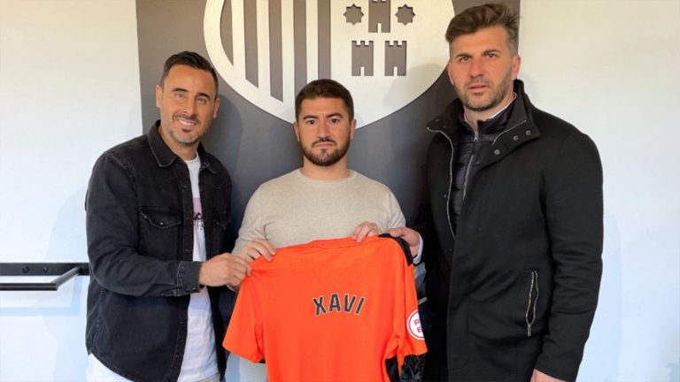 Xavi Giménez con el Director Deportivo y el Presidente del Torrent CF. Foto: club.