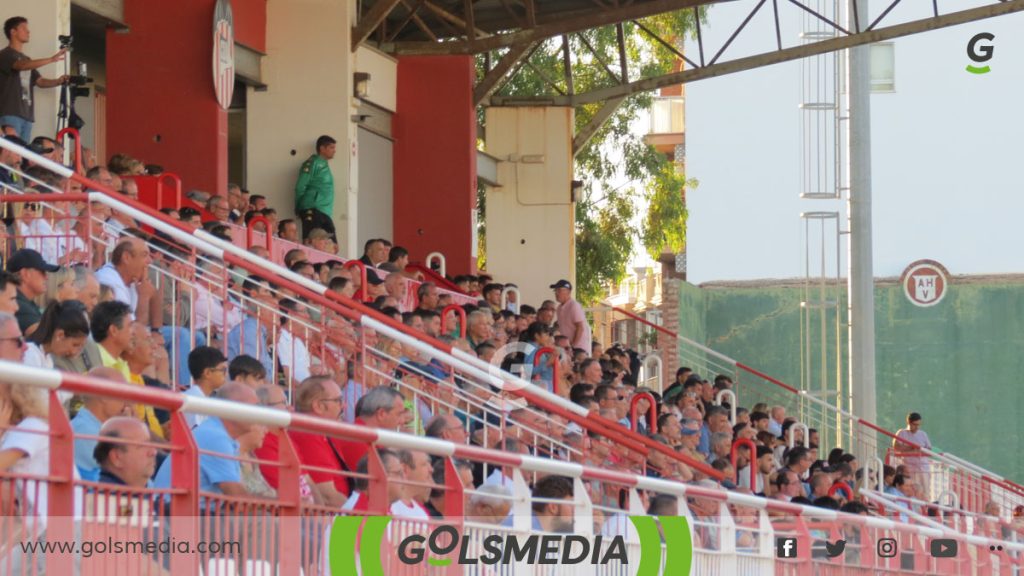 La grada de El Fornás en un partido del Atlético Saguntino.