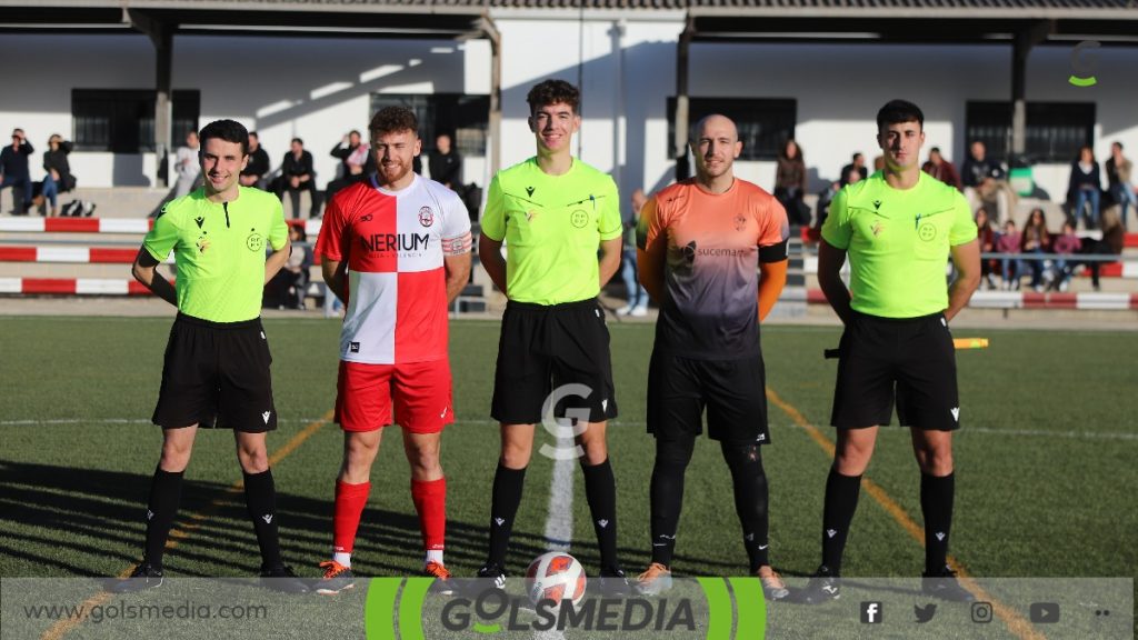 Los capitanes y trio arbitral del Llutxent vs Alberic.