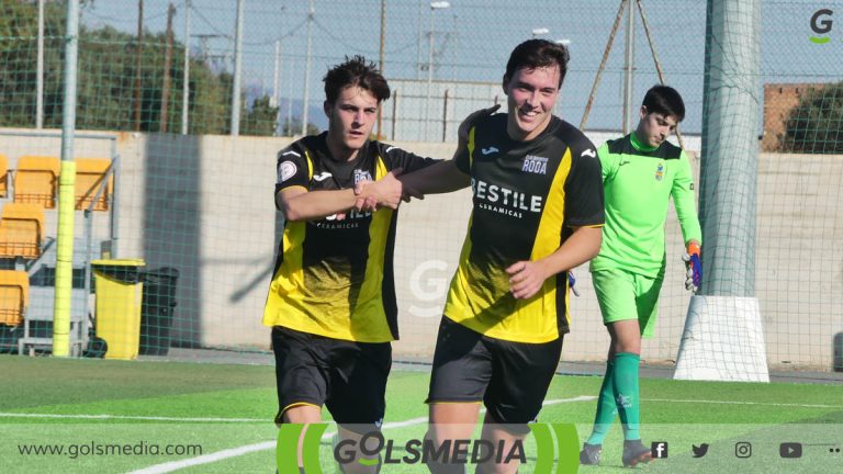 Las promesas del CD Roda celebrando su gol.