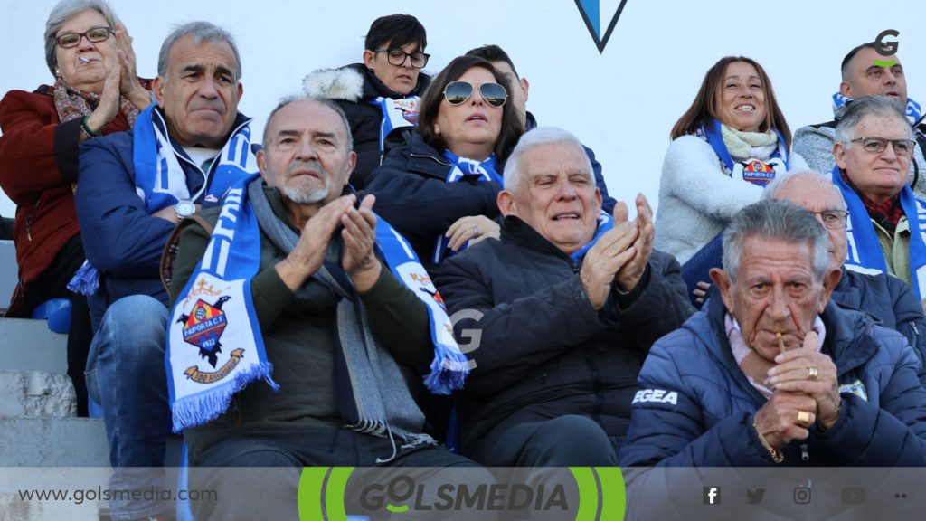 Juanjo Casañ, Presidente del Ribarroja CF, sentado atrás a la izquierda, viendo el partido del Paiporta CF en Quart de Poblet.