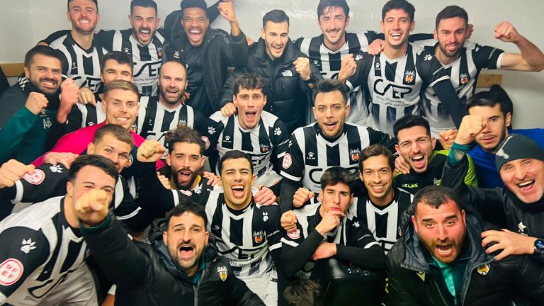 La plantilla de la UD Castellonense celebrando su victoria en El Arco. Foto: UD Castellonense.