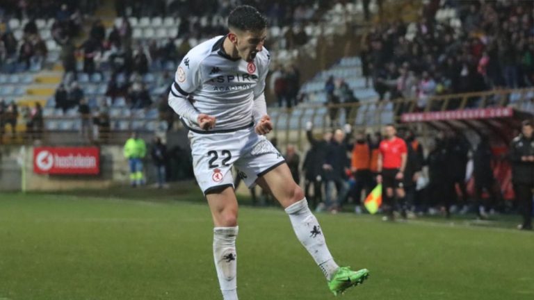 Pastoriza celebrando su gol. Foto: CyDLeonesa.