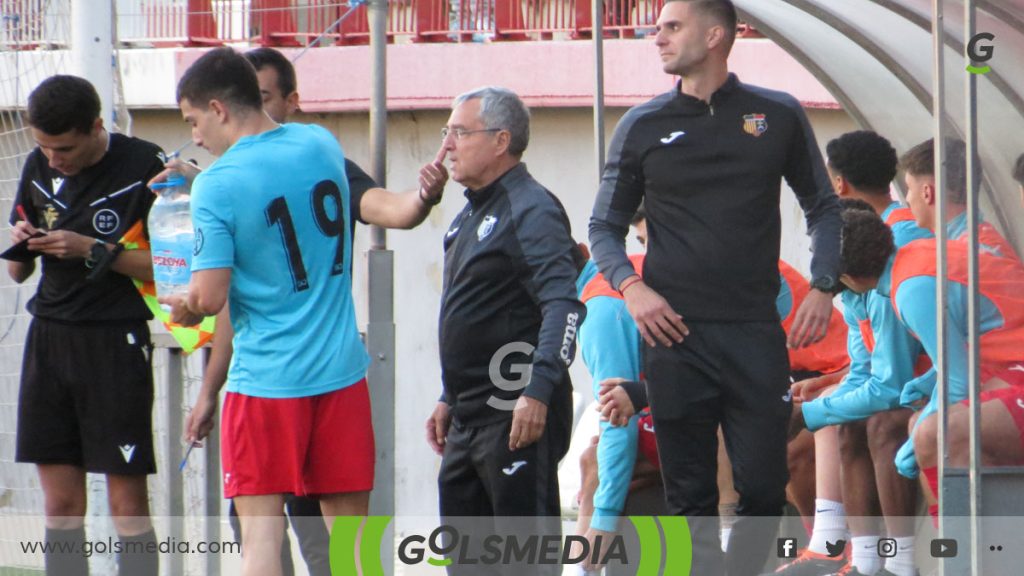 Juan Antonio Toledo, Presidente del Ribarroja CF en un partido con el equipo.