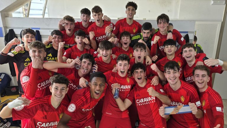 La plantilla del Real Zaragoza Juvenil celebrando su pase a octavos de la Copa. Foto: Real Zaragoza.