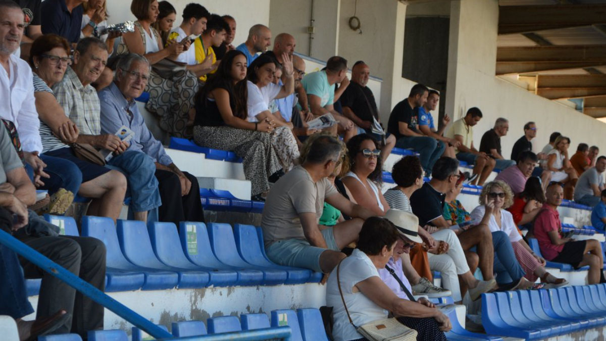 Aficionados del Burriana en el Planelles. FOTO: CD Burriana. 