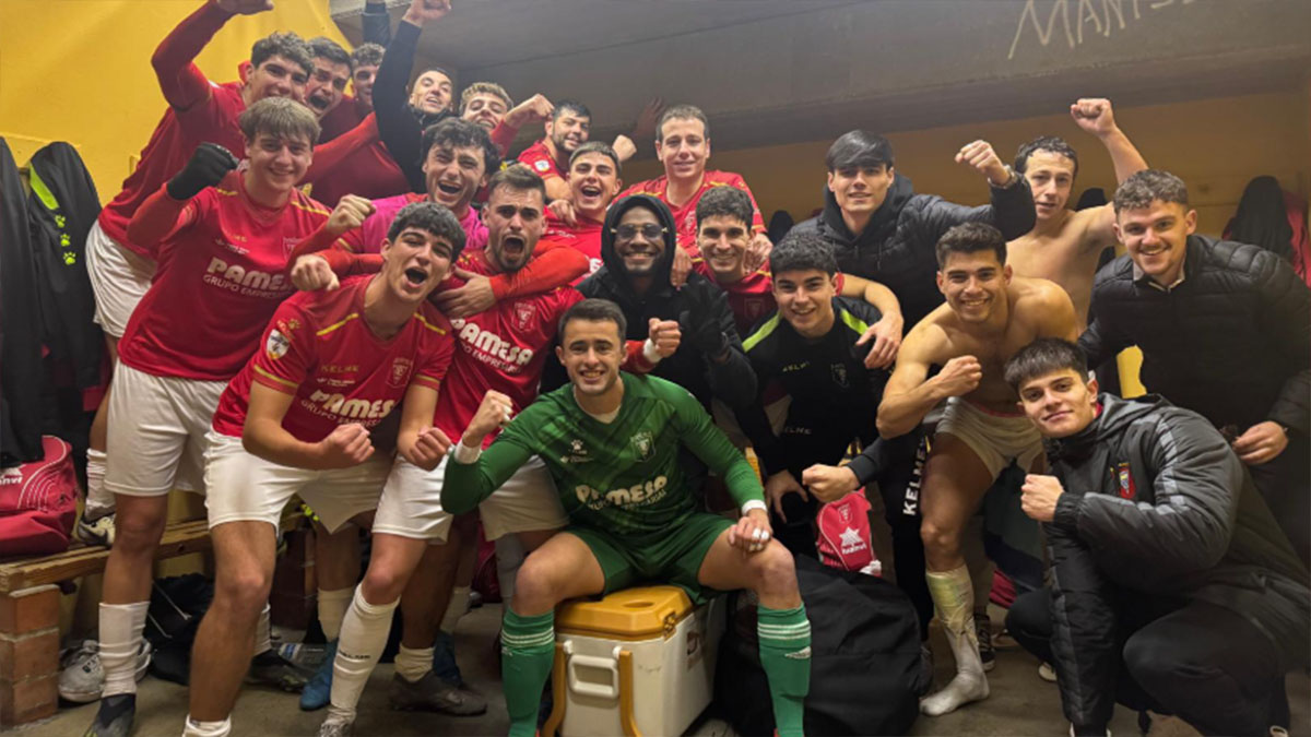 Óscar Piñón celebrando un gol con sus compañeros. Foto: CD Alcora.