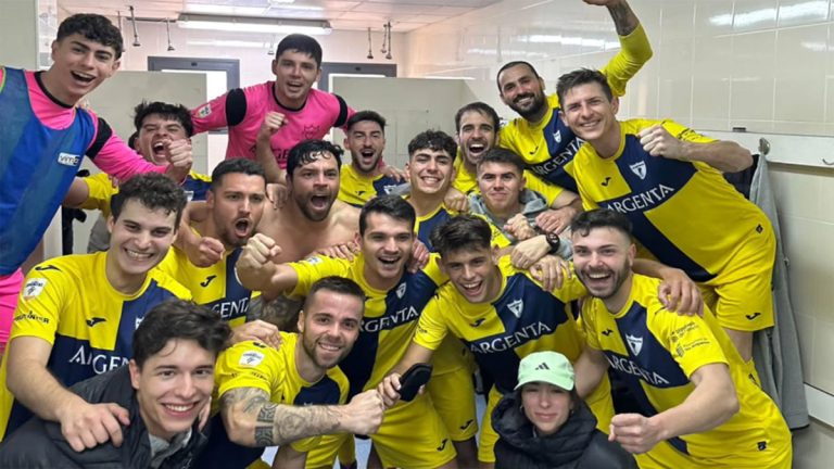 La plantilla del Alqueríes CF celebrando la victoria ante Odisea. Foto: Alqueríes CF.