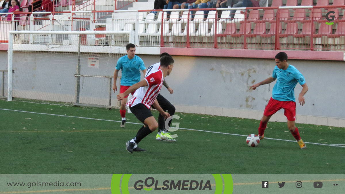 Álvaro Peris en un partido del Ribarroja CF.