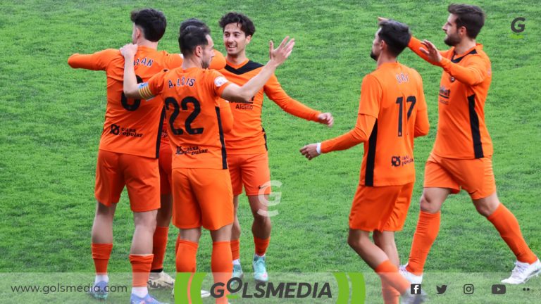 Los jugadores del Torrent CF celebrando su gol.