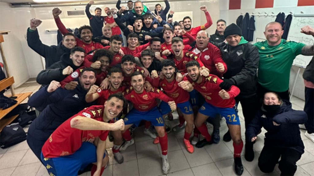 Celebración de la plantilla del Atlético Saguntino de su victoria. Foto: Atlético Saguntino.