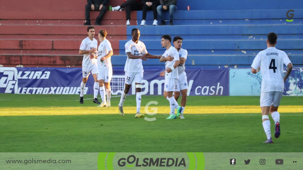 Los jugadores del CF Badalona Futur celebrando su gol.